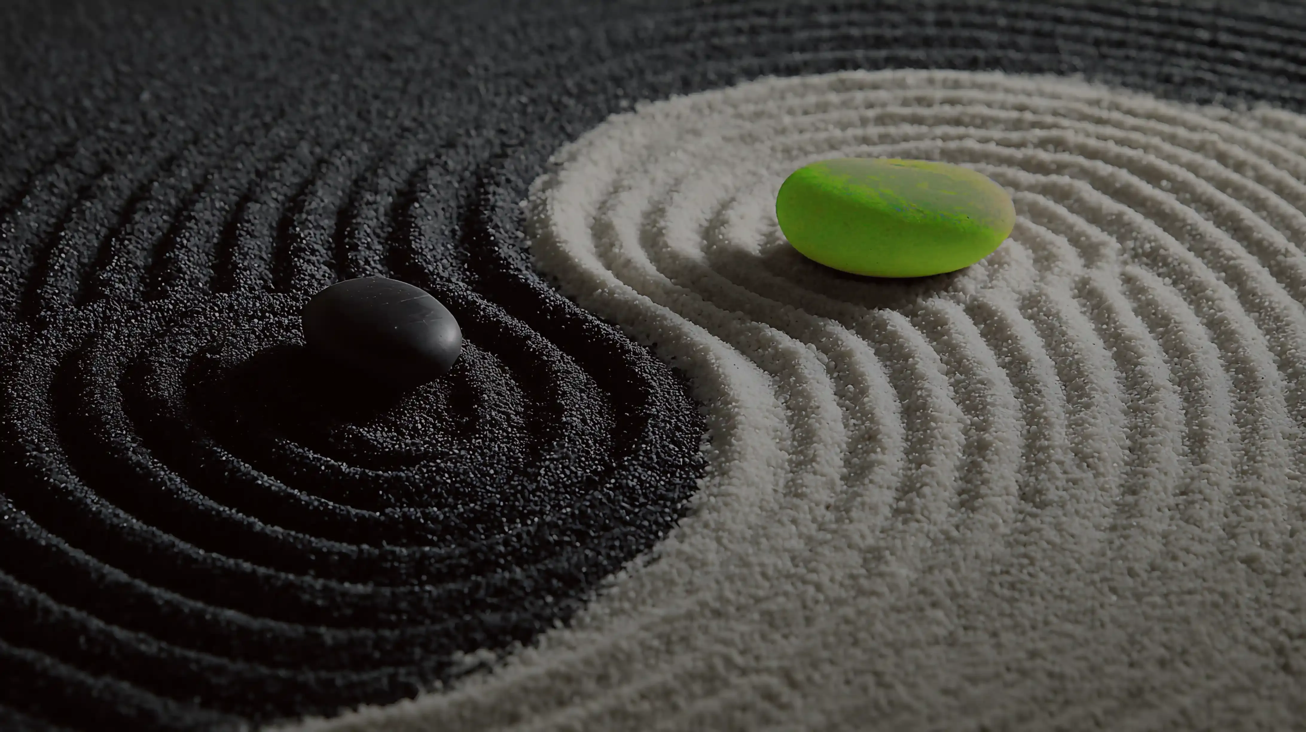 Image of yinyang in the sand in sinsou colours